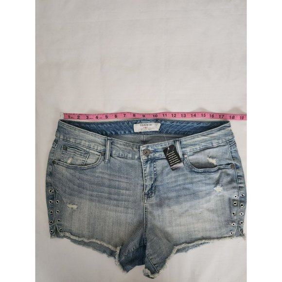 TORRID Denim Women's Light Wash Blue Cut-Off Denim Shorts Size 16 - Picture 7 of 9